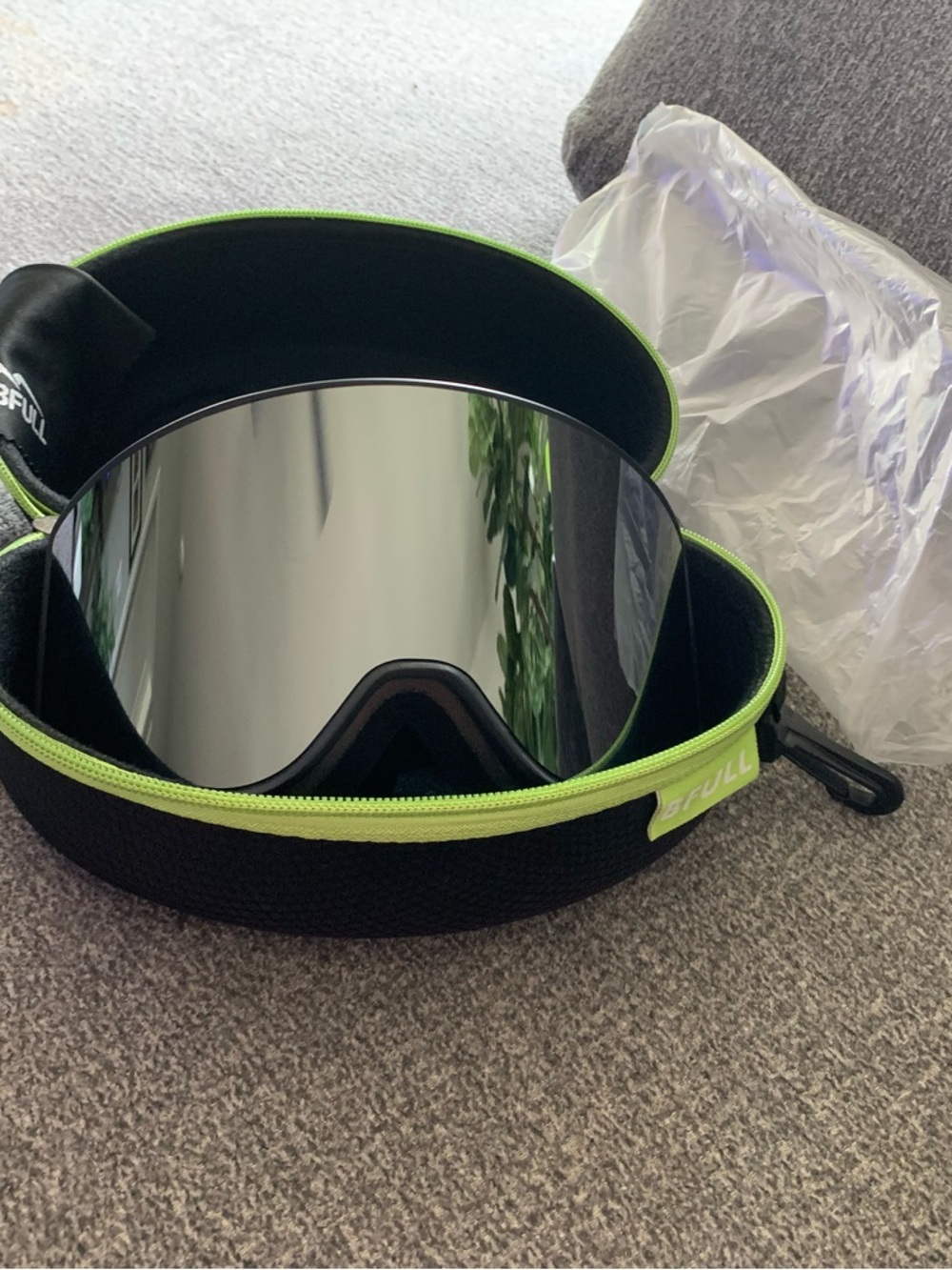 Ski/Snowboard Goggles Silver Lens with Neon Green Trim on zippered case NWOT🌴